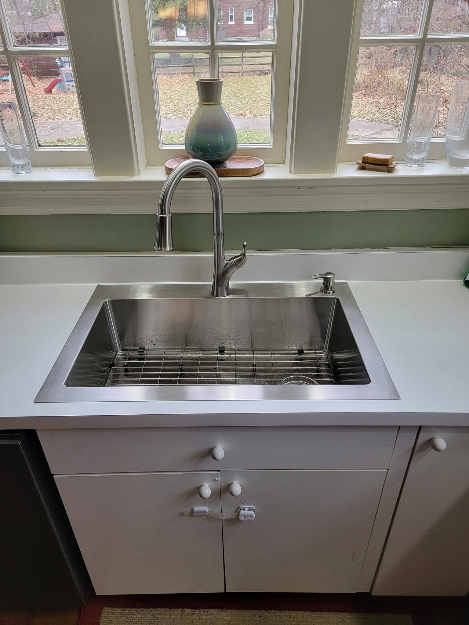 Kitchen sink & pull-down faucet
