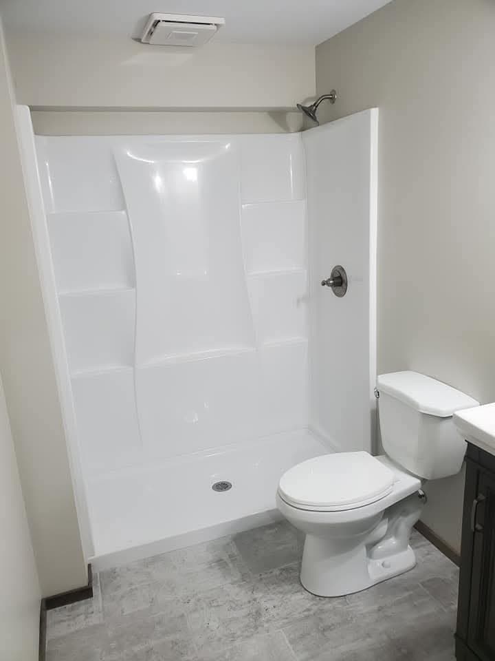 Tub & shower surround