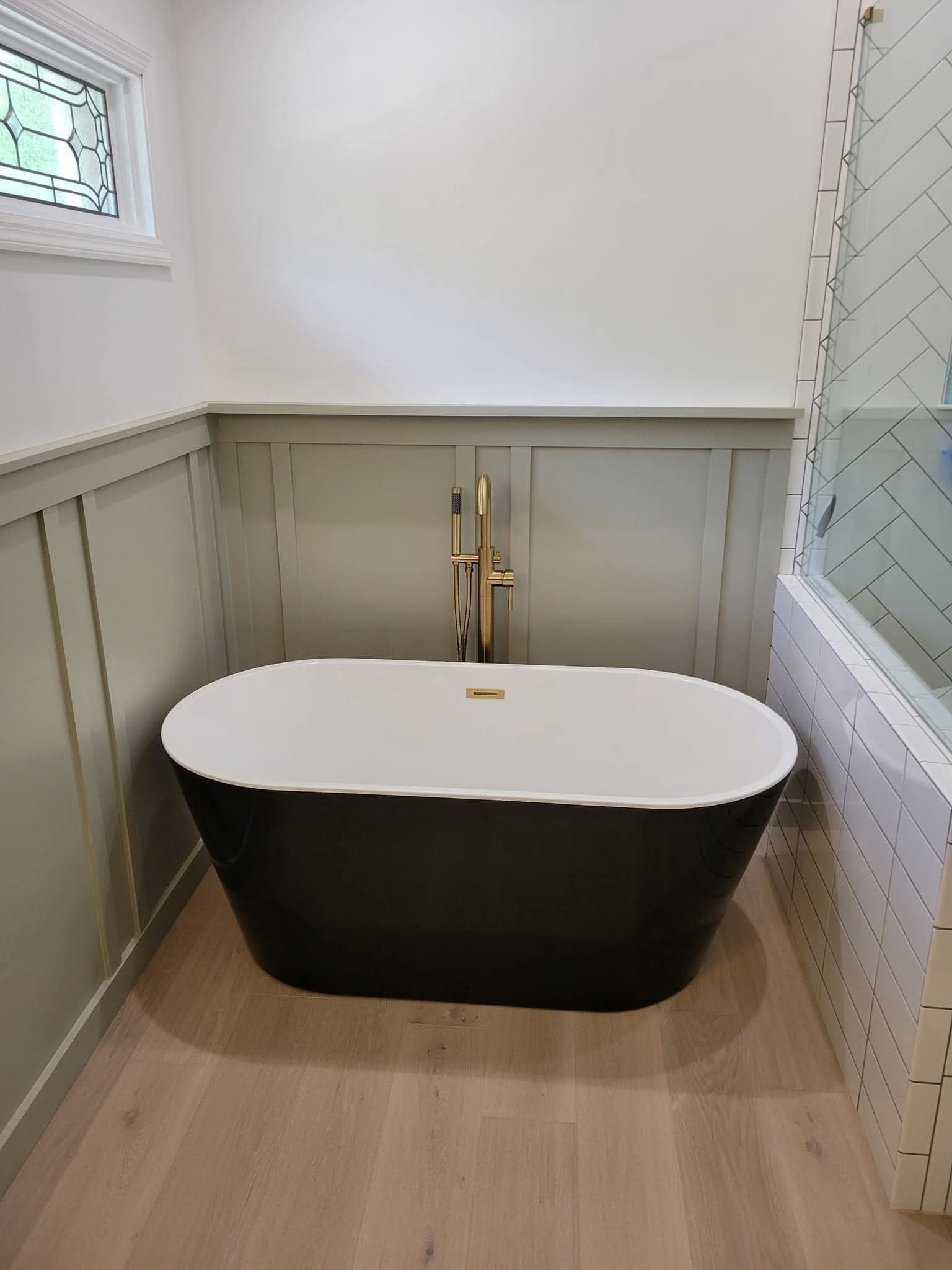 Freestanding tub, black & gold