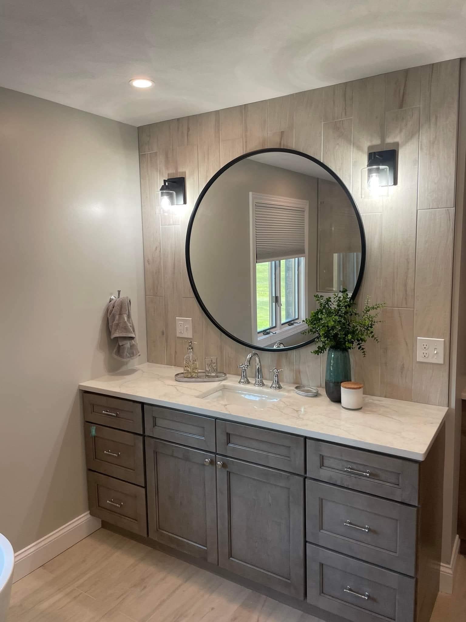 Vanity, round mirror